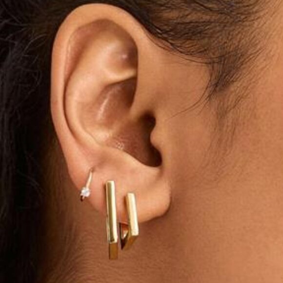 14K Gold Small Square Hoop Earrings – Minimalist Rectangle Huggie Hoops - Picture 2 of 5